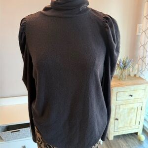 𝅺soft black turtleneck with slight puff shoulder classic
Staple size large